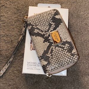 Michael Kors Essential zip wallet